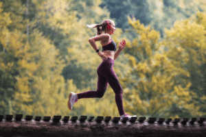 jeune femme qui coure dans la nature