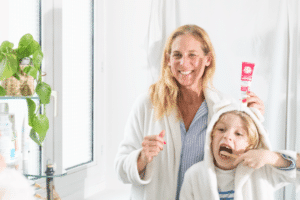 enfant qui se brosse les dents avec du dentifrice bio