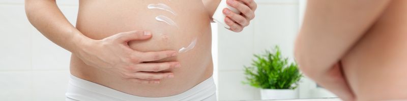 BLOGIMG_COSMETIQUES_FEMME_ENCEINTE_LAIT_CORPS femme enceinte s’appliquant un lait pour le corps