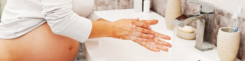 BLOGIMG_COSMETIQUES_FEMME_ENCEINTE_SAVON femme enceinte se lavant les mains avec un savon bio