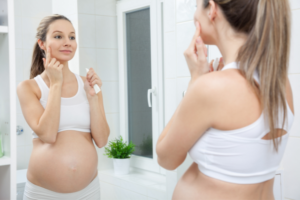 femme enceinte qui traite naturellement son acné