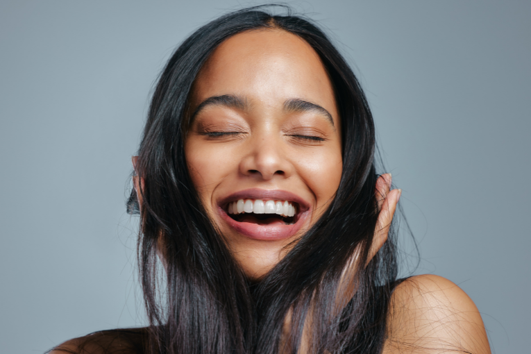 Laisser ses cheveux sécher naturellement, bon ou mauvais ? 