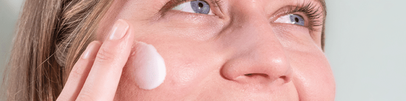 se nettoyer le visage pour lutter contre l'acné