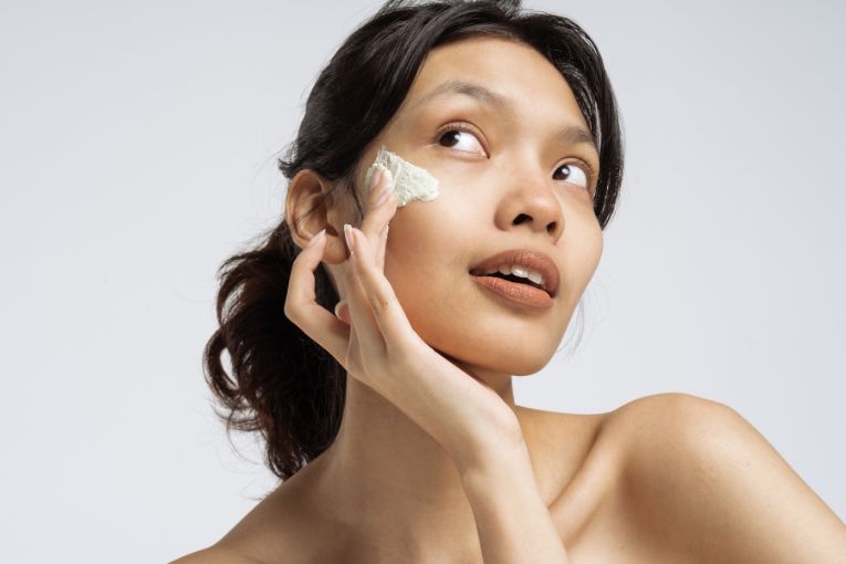 femme qui applique sur son visage un gommage naturel